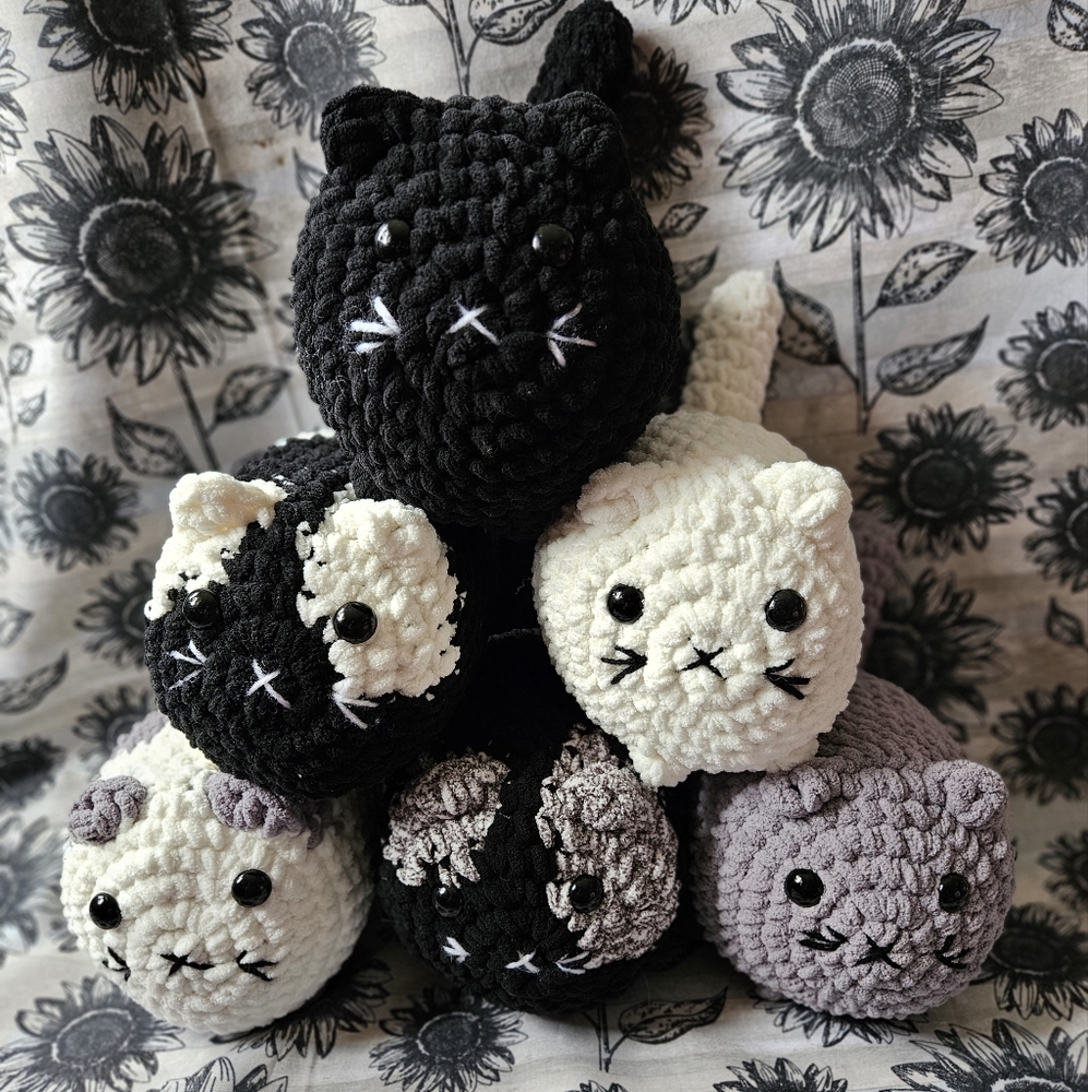 CUSTOM Crochet Chunky Loaf Cat Amigurumi - Picture 2 of 6